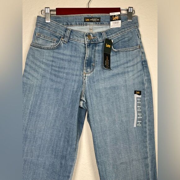 Lee Women's Classic Blue Straight Leg Mid Rise Jeans NWT size 4 - Picture 2 of 12